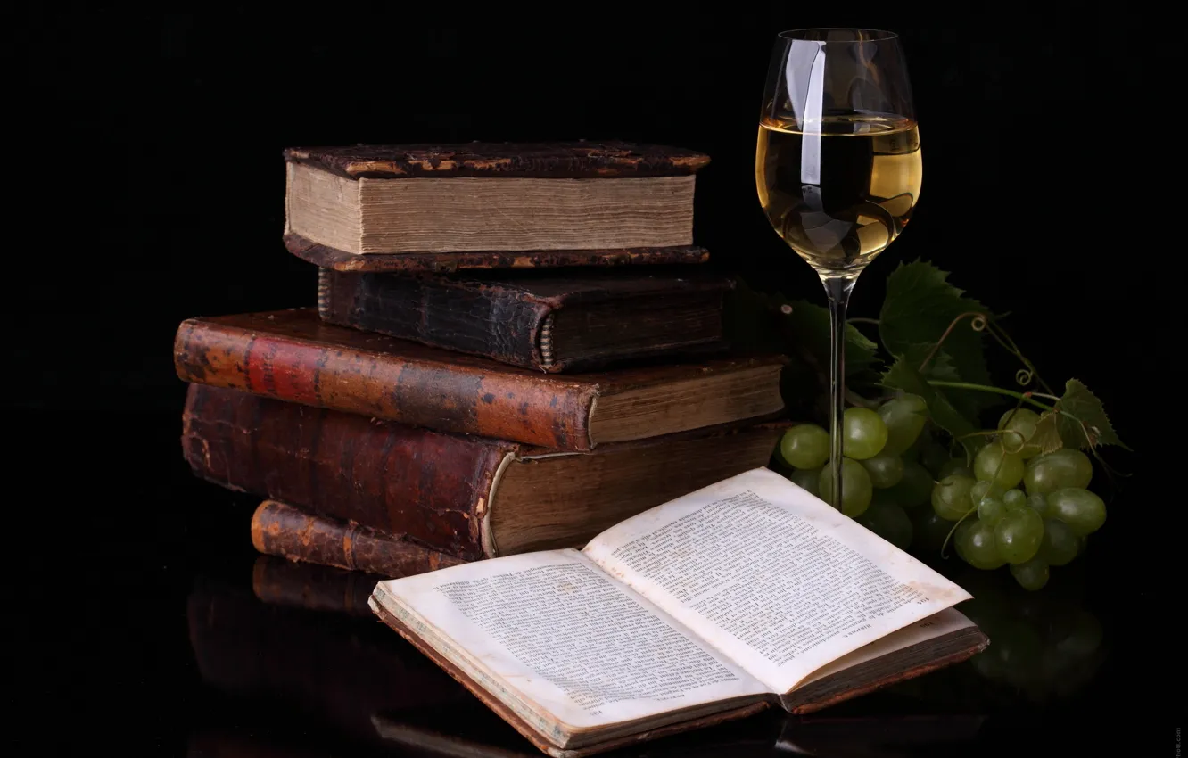 Фото обои отражение, вино, бокал, книги, виноград, пища для ума