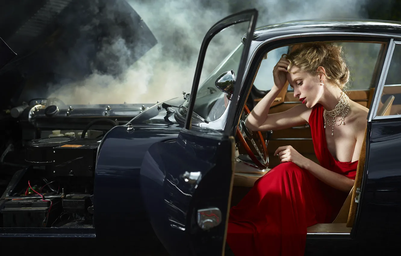 Фото обои авто, девушка, поза, красное, дым, ожерелье, платье, прическа