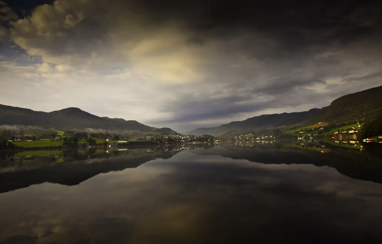 Фото обои облака, горы, отражение, река, дома, river, mountains, clouds