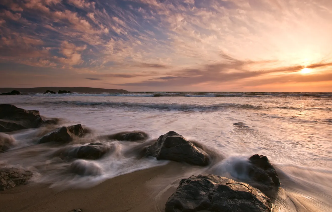 Фото обои песок, море, волны, камни, берег, морской пейзаж