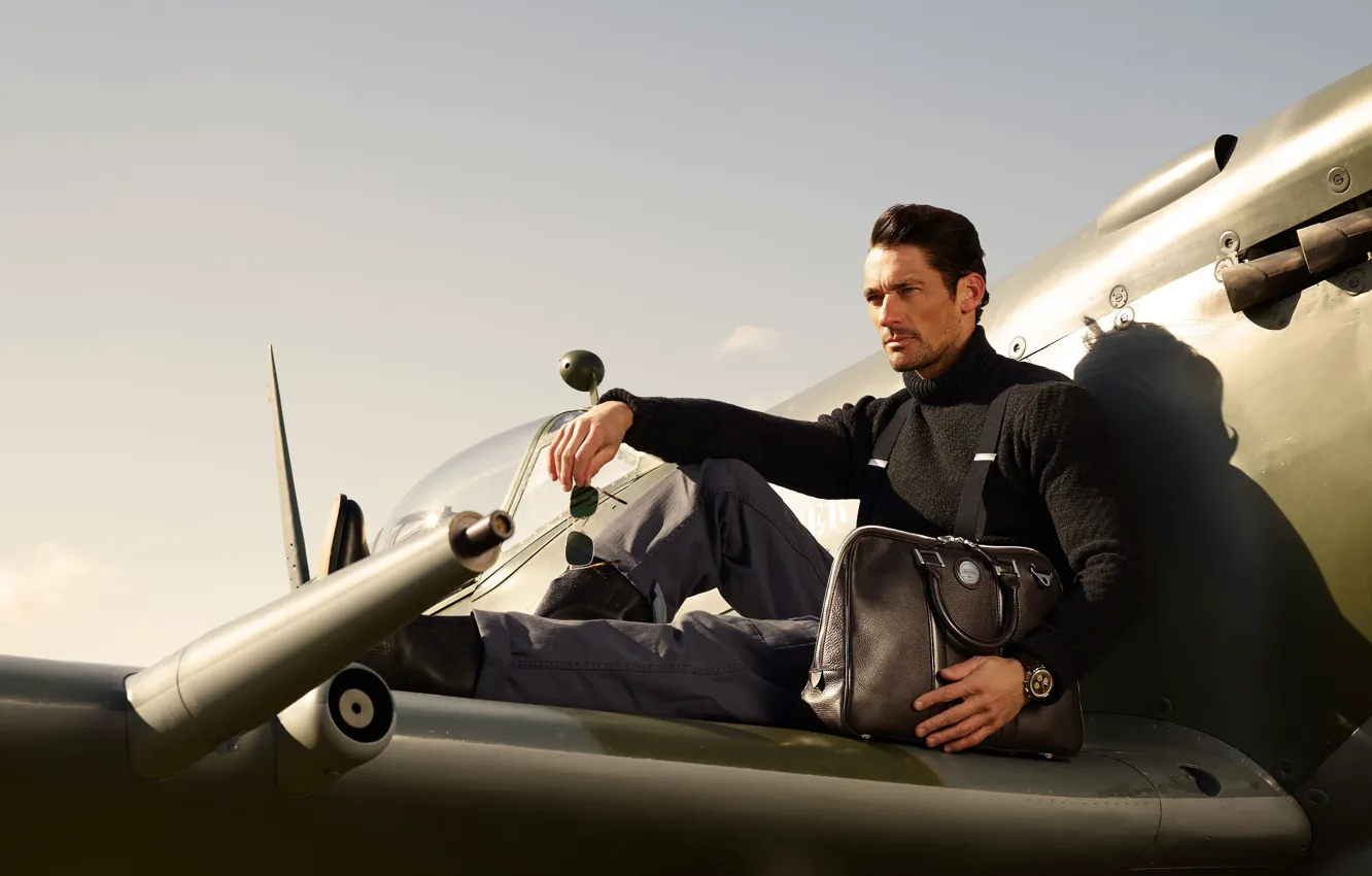 Фото обои стиль, самолет, мужчина, сумка, David Gandy, крыло самолета