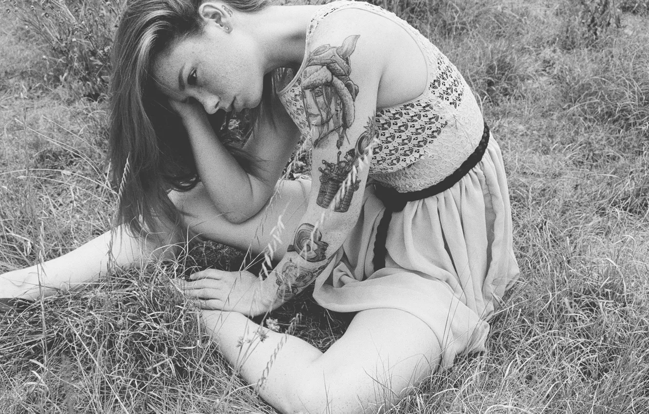 Фото обои girl, grass, dress, field, woman, model, tattoo, redhead