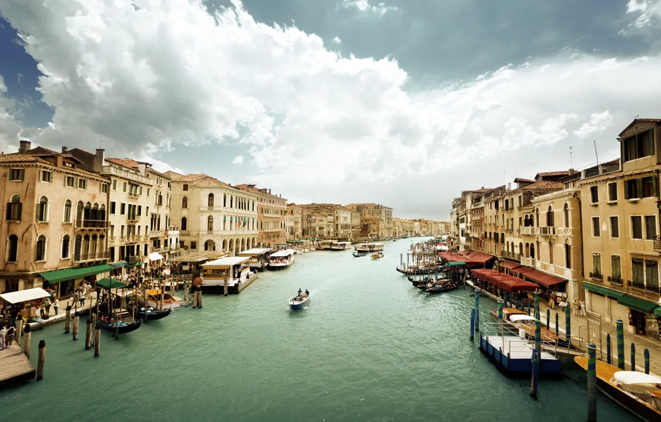 Фото обои небо, вода, люди, пасмурно, здания, дома, лодки, Италия
