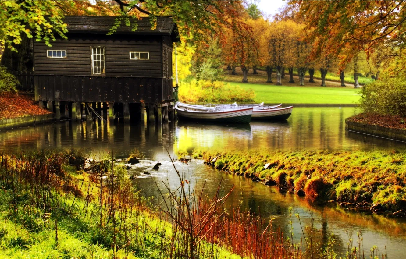 Фото обои Herbst, Wald, Boote, Fluss, Bootshaus