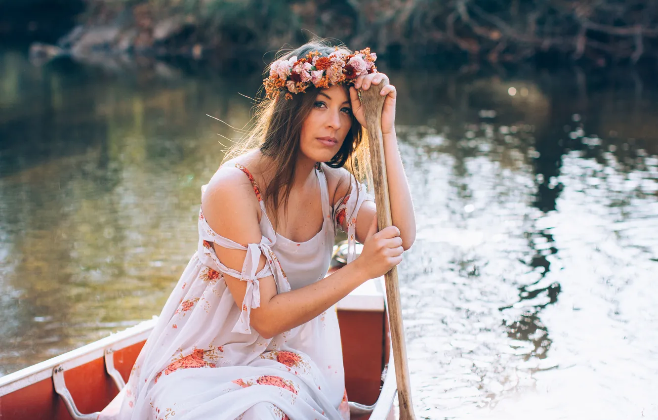 Фото обои девушка, озеро, отражение, лодка, волосы, платье, губы, весло