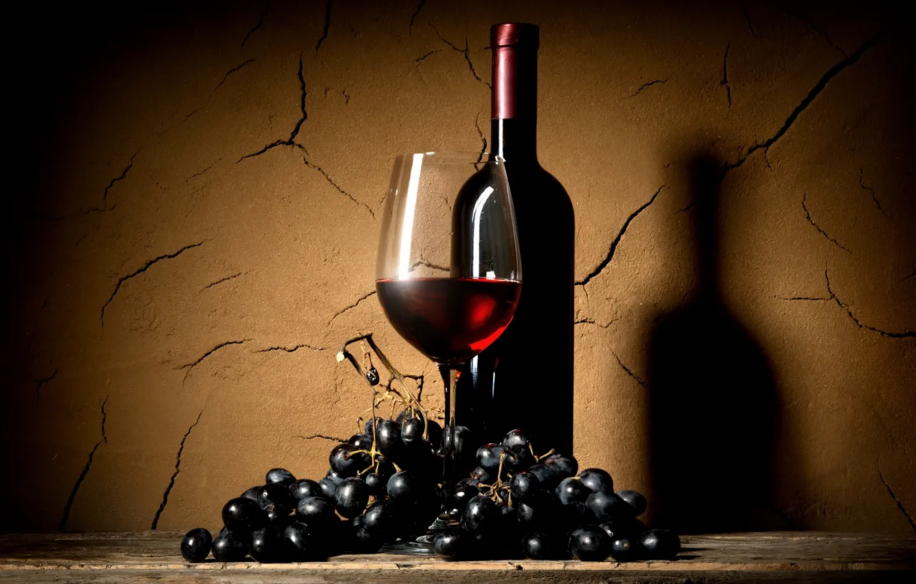 Фото обои вино, бокал, бутылка, виноград, полумрак