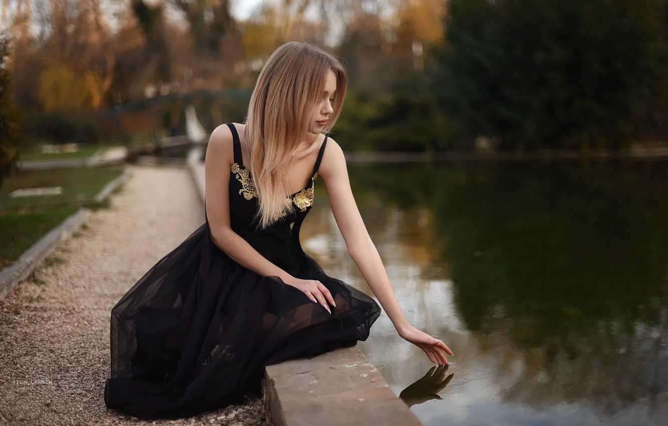 Фото обои вода, девушка, поза, пруд, платье, Денис Ланкин