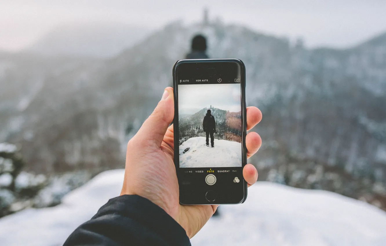 Фото обои зима, снег, пейзаж, горы, фотография, iPhone, рука, капюшон