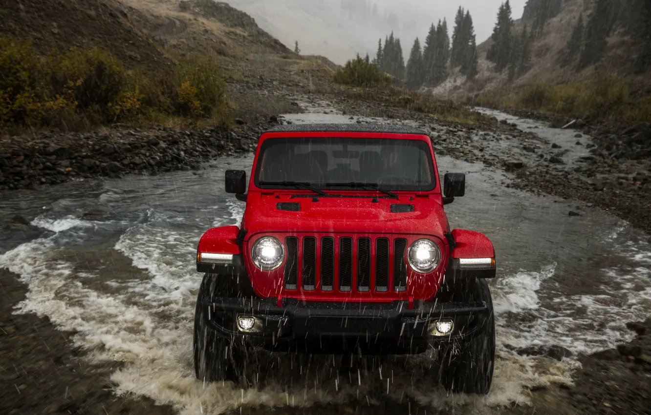 Фото обои красный, ручей, дождь, передок, 2018, Jeep, Wrangler Rubicon