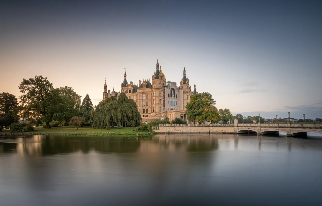 Фото обои деревья, мост, озеро, замок, Германия, Germany, дворец, Шверин