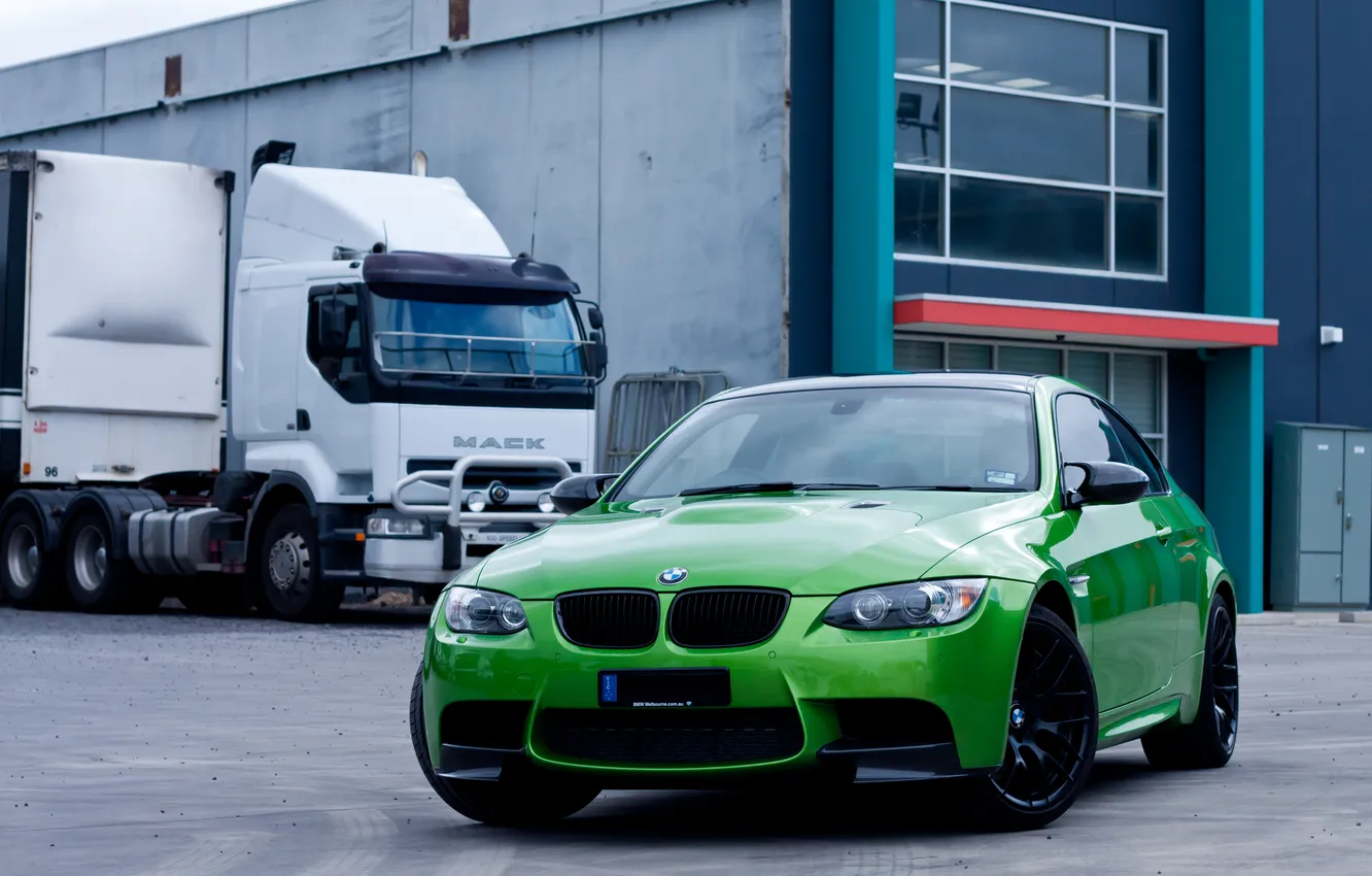Фото обои зеленый, green, bmw, бмв, грузовик, вид спереди, e92