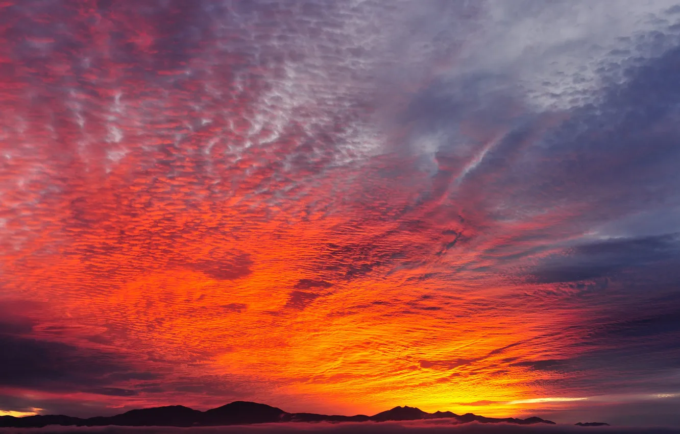 Фото обои небо, облака, закат, горы, зарево