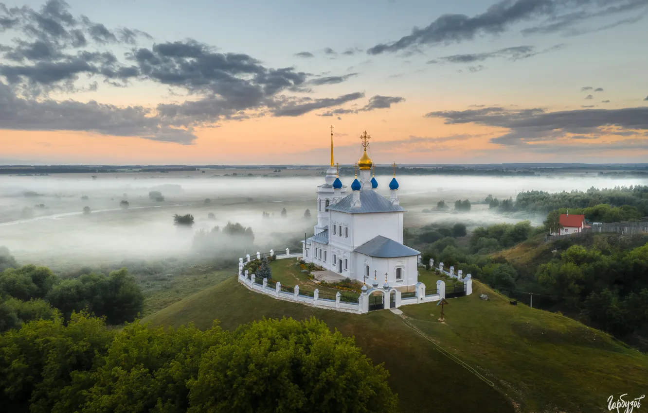Фото обои пейзаж, природа, туман, поля, утро, храм, посёлок, Илья Гарбузов