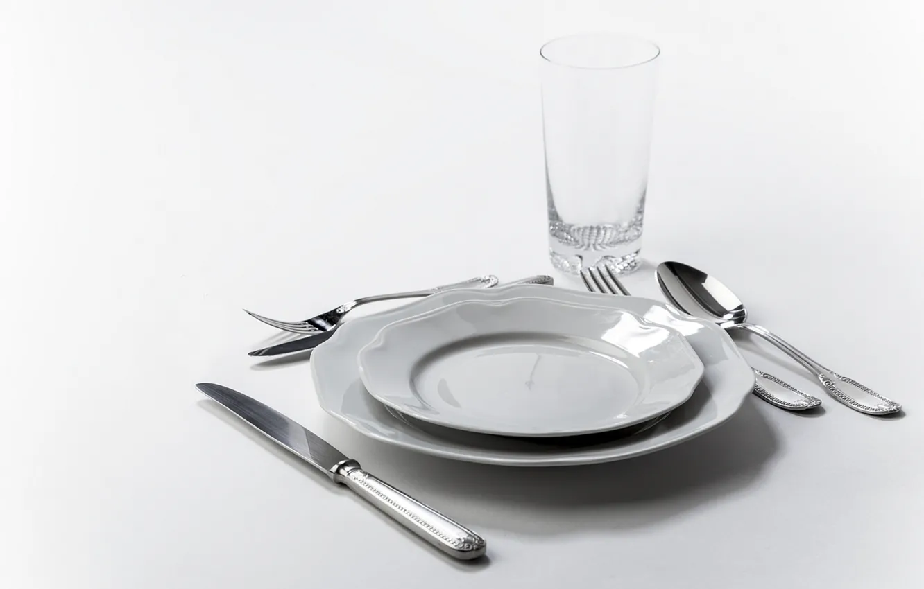 Фото обои стакан, ложка, нож, тарелки, вилка, сервировка