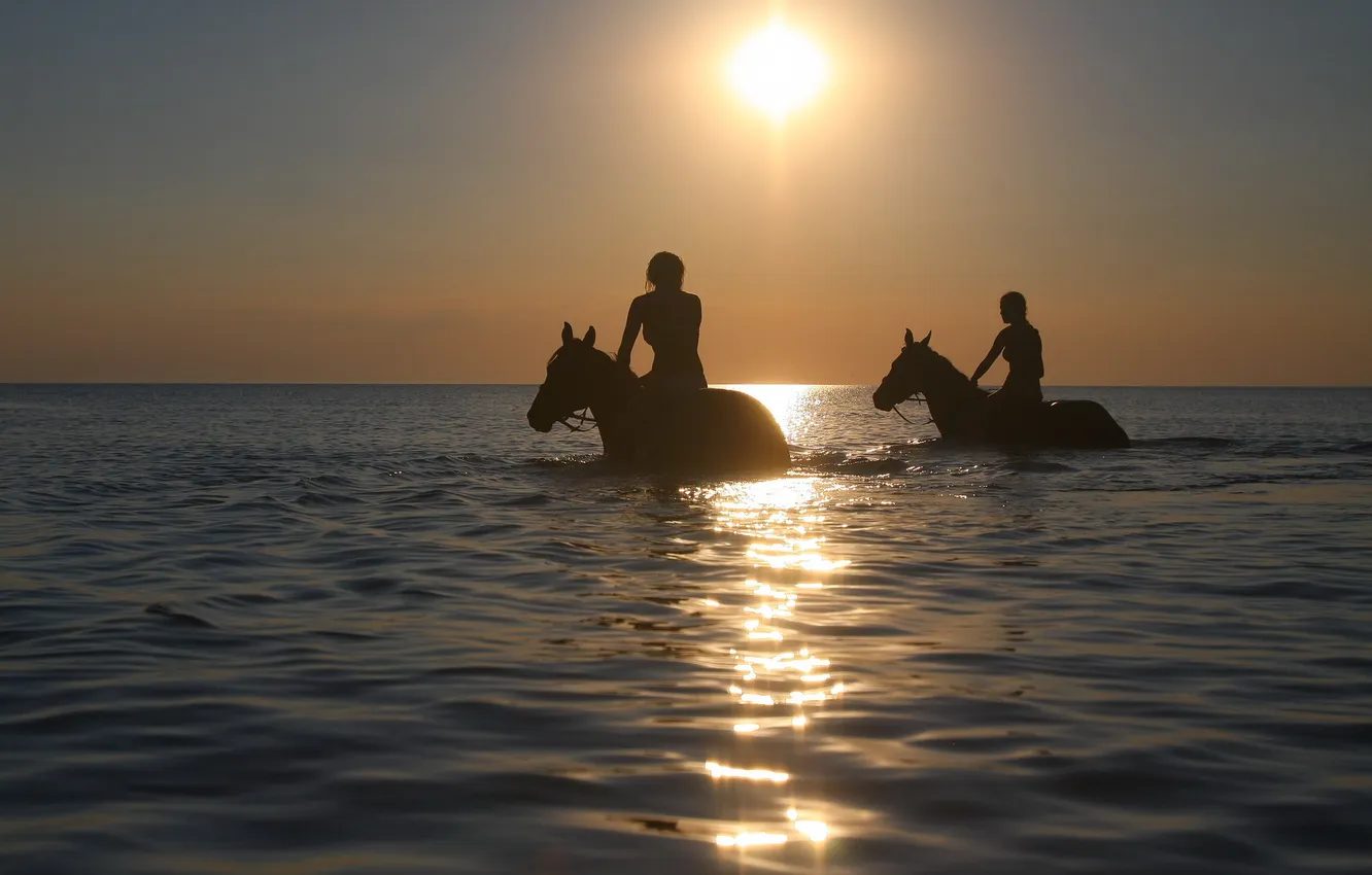 Фото обои море, девушки, кони