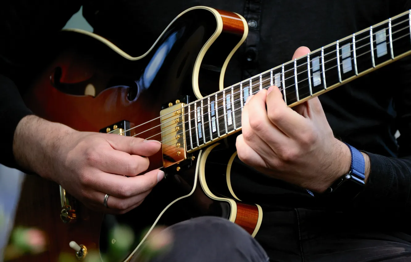Фото обои музыка, игра, часы, гитара, струны, руки, мужчина, музыкальный инструмент