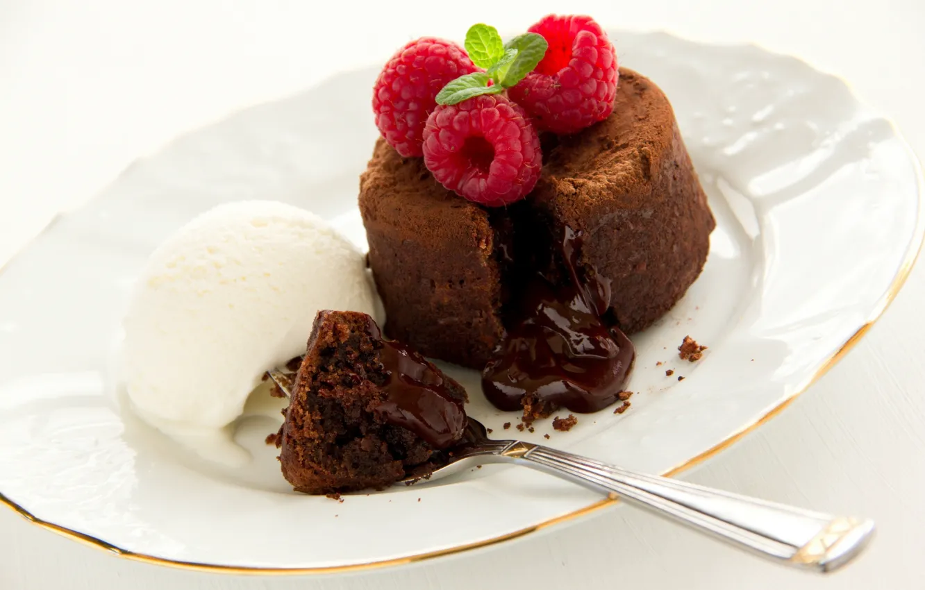 Фото обои ягоды, малина, мороженое, десерт, шоколадный фондан