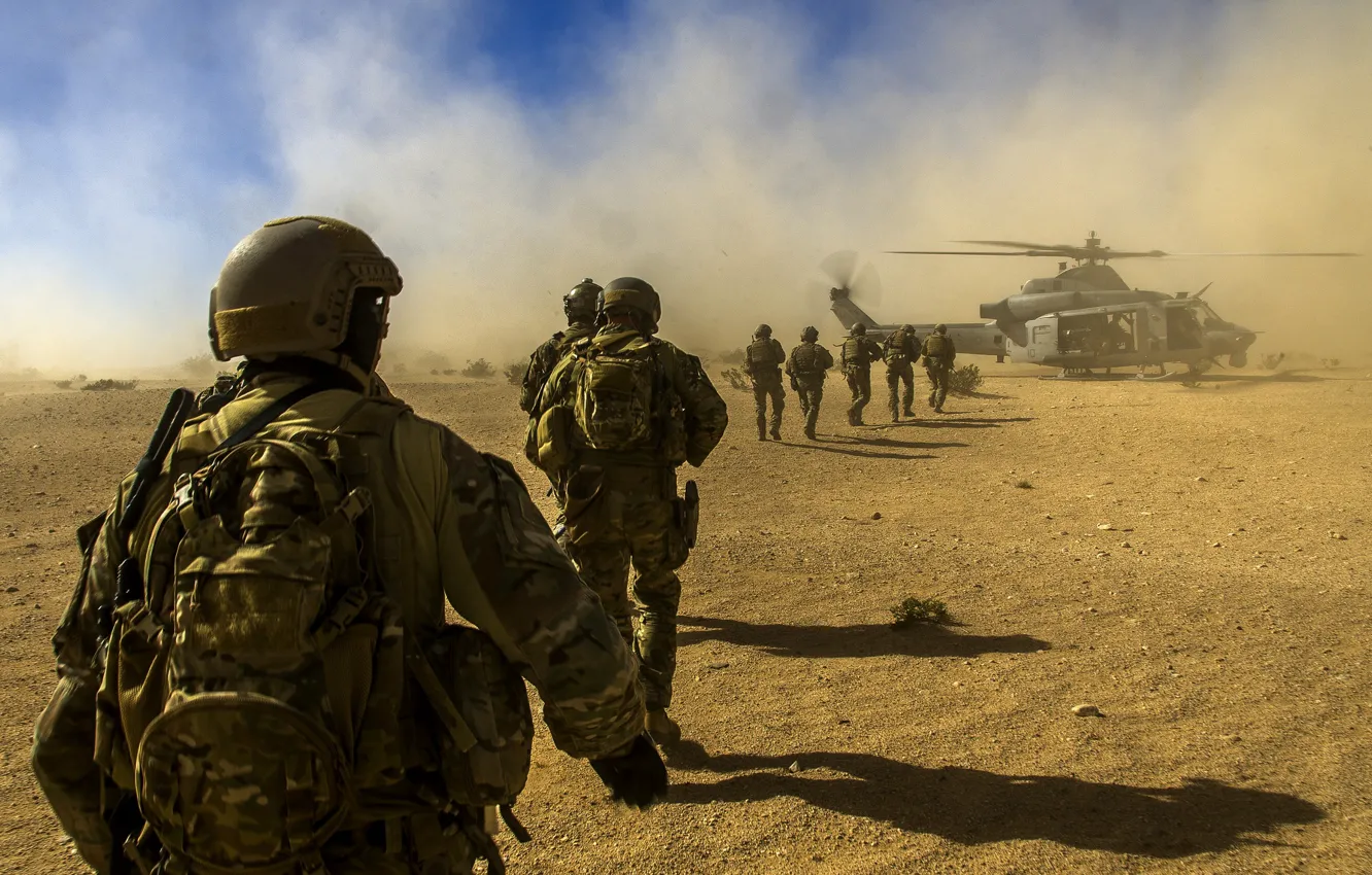 Фото обои пустыня, пыль, вертолет, солдаты, строй