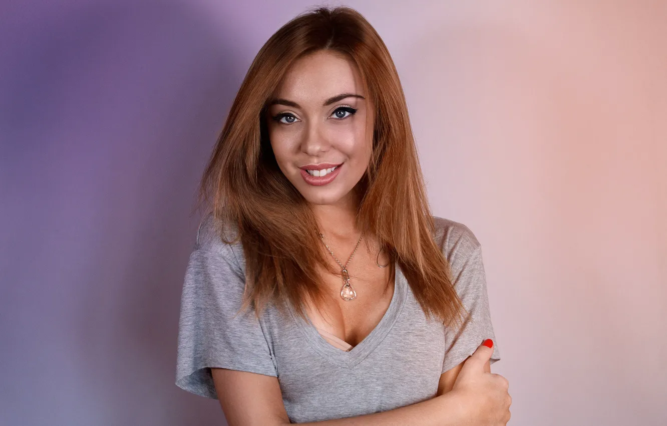 Фото обои взгляд, поза, фон, модель, портрет, макияж, майка, прическа