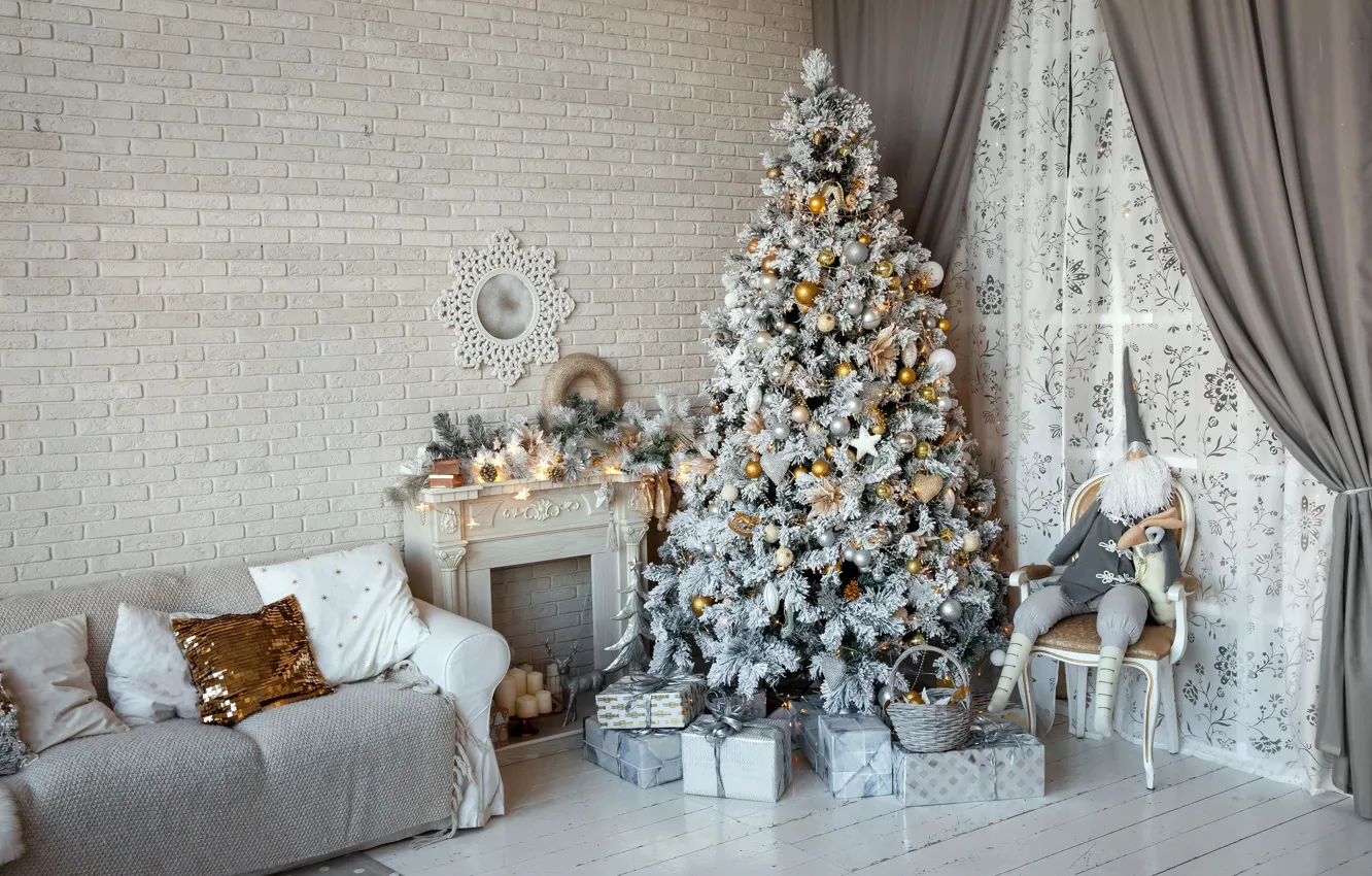 Фото обои диван, стена, игрушки, елка, интерьер, Рождество, подарки, Новый год