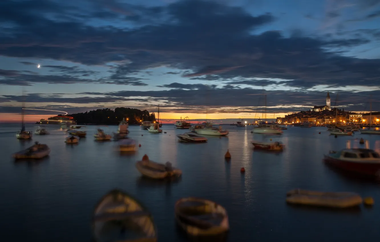 Фото обои город, огни, лодки, вечер, Хорватия, Адриатическое море, Ровинь