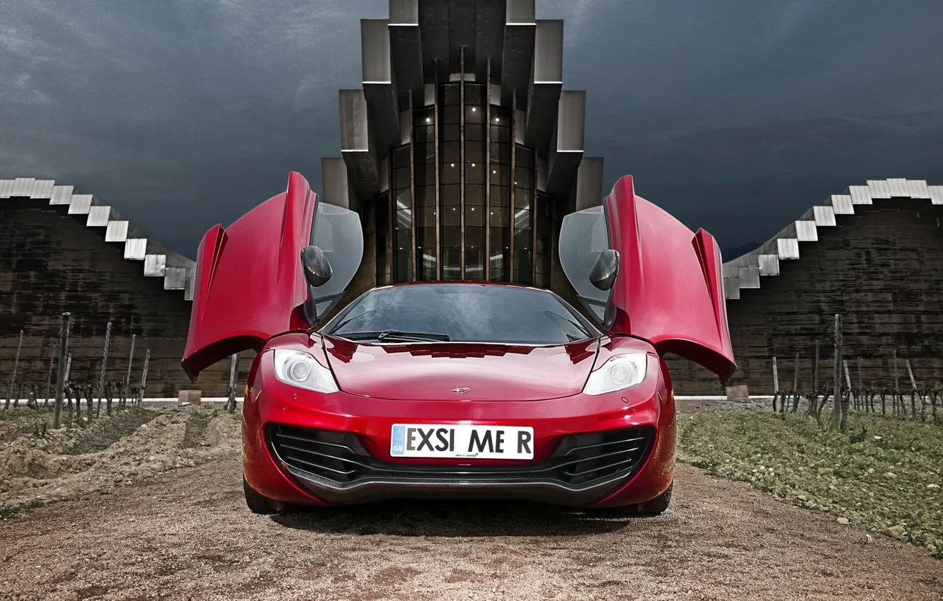 Фото обои небо, красный, здание, McLaren, двери, суперкар, MP4-12C, передок