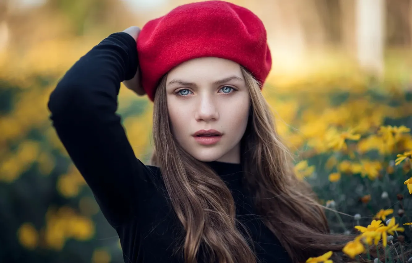 Фото обои глаза, взгляд, девушка, цветочки, берет, Zubair Aslam
