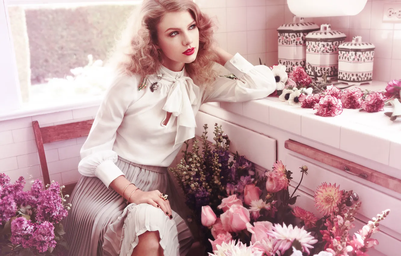 Фото обои цветы, поза, макияж, актриса, прическа, фотограф, певица, Taylor Swift