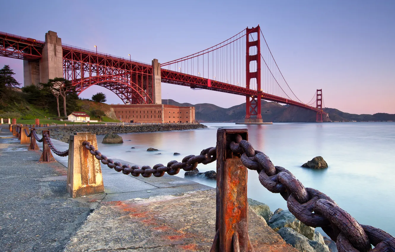 Фото обои мост, город, пролив, камни, вечер, ограда, Калифорния, Сан-Франциско