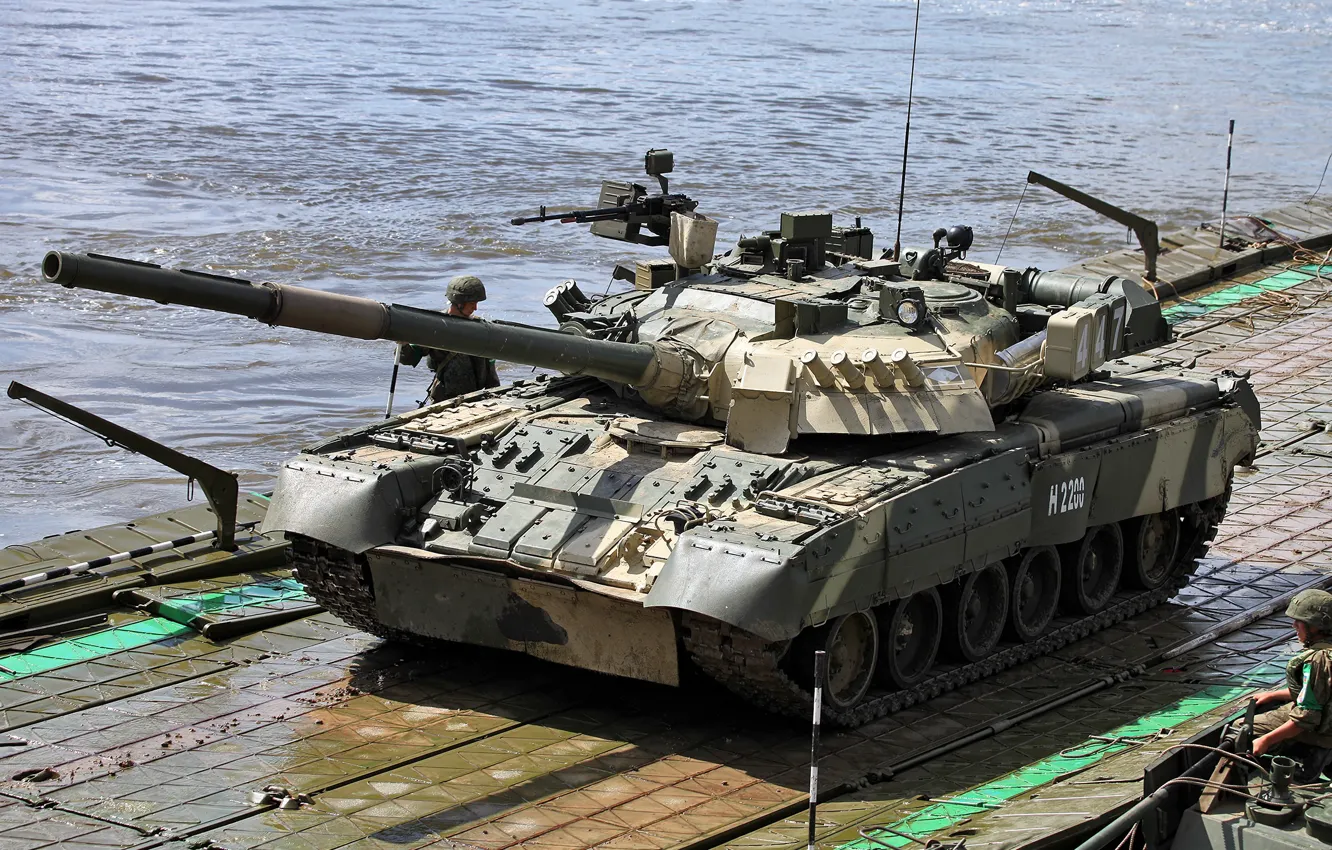 Фото обои танк, водоём, Т-80У, бронетехника России, Понтонный мост армейский, военнослужащие РФ