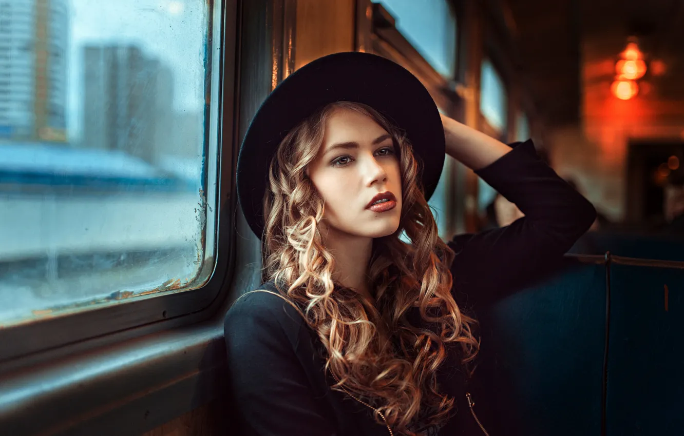Фото обои девушка, окно, вагон, шляпка, локоны, Георгий Чернядьев, Traveler