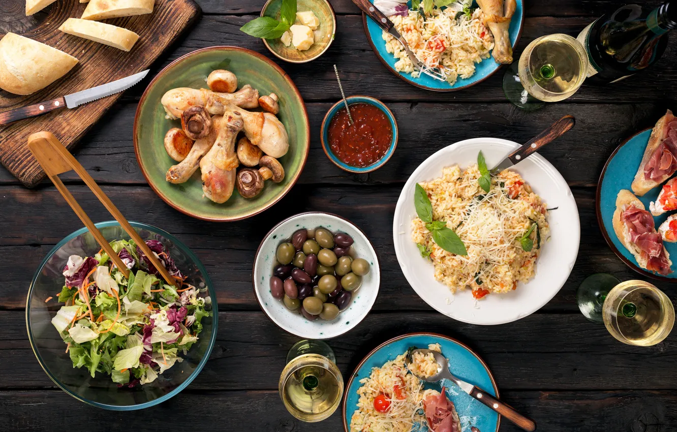 Фото обои вино, курица, рис, оливки, соус, блюдо, салат