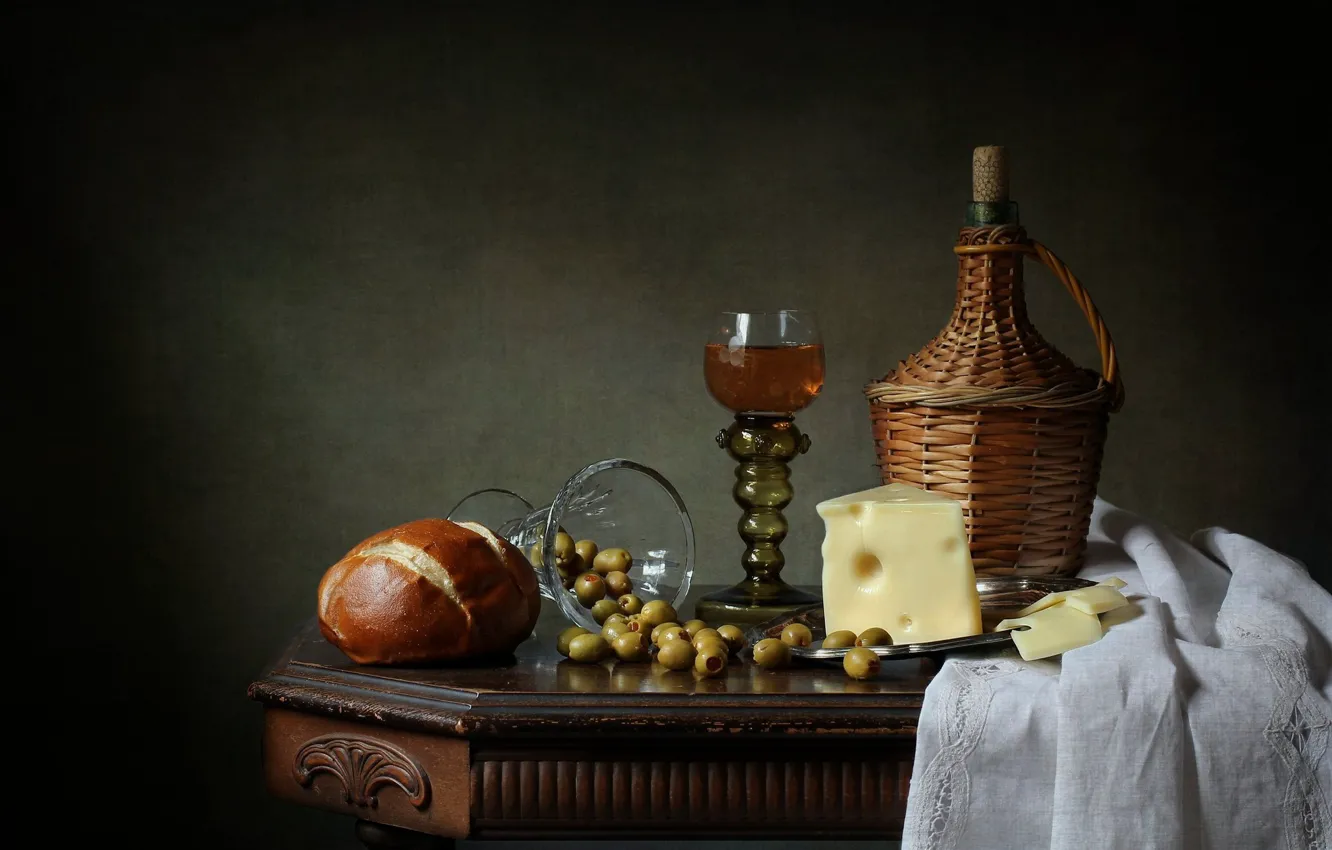 Фото обои вино, бокал, бутылка, сыр, хлеб, оливки