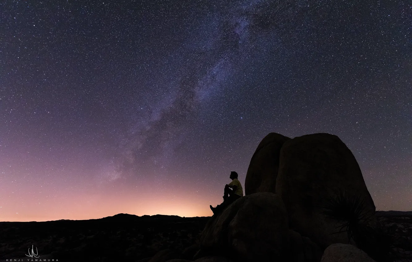 Фото обои человек, звёзды, Млечный Путь, сидит, photographer, любование, Kenji Yamamura
