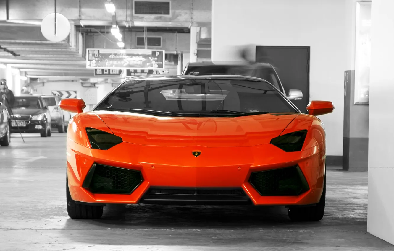 Фото обои оранжевый, стена, дверь, парковка, lamborghini, передок, orange, aventador