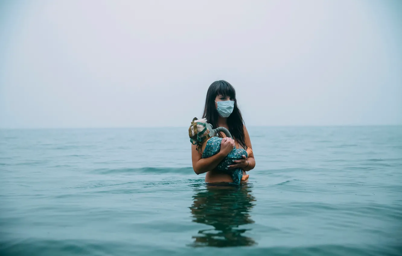 Фото обои девушка, кукла, маска, противогаз, повязка, в воде, Lichon