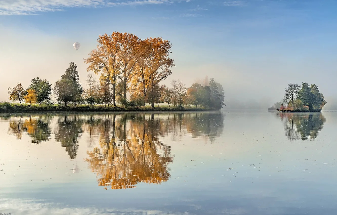 Фото обои деревья, туман, озеро, отражение, воздушный шар