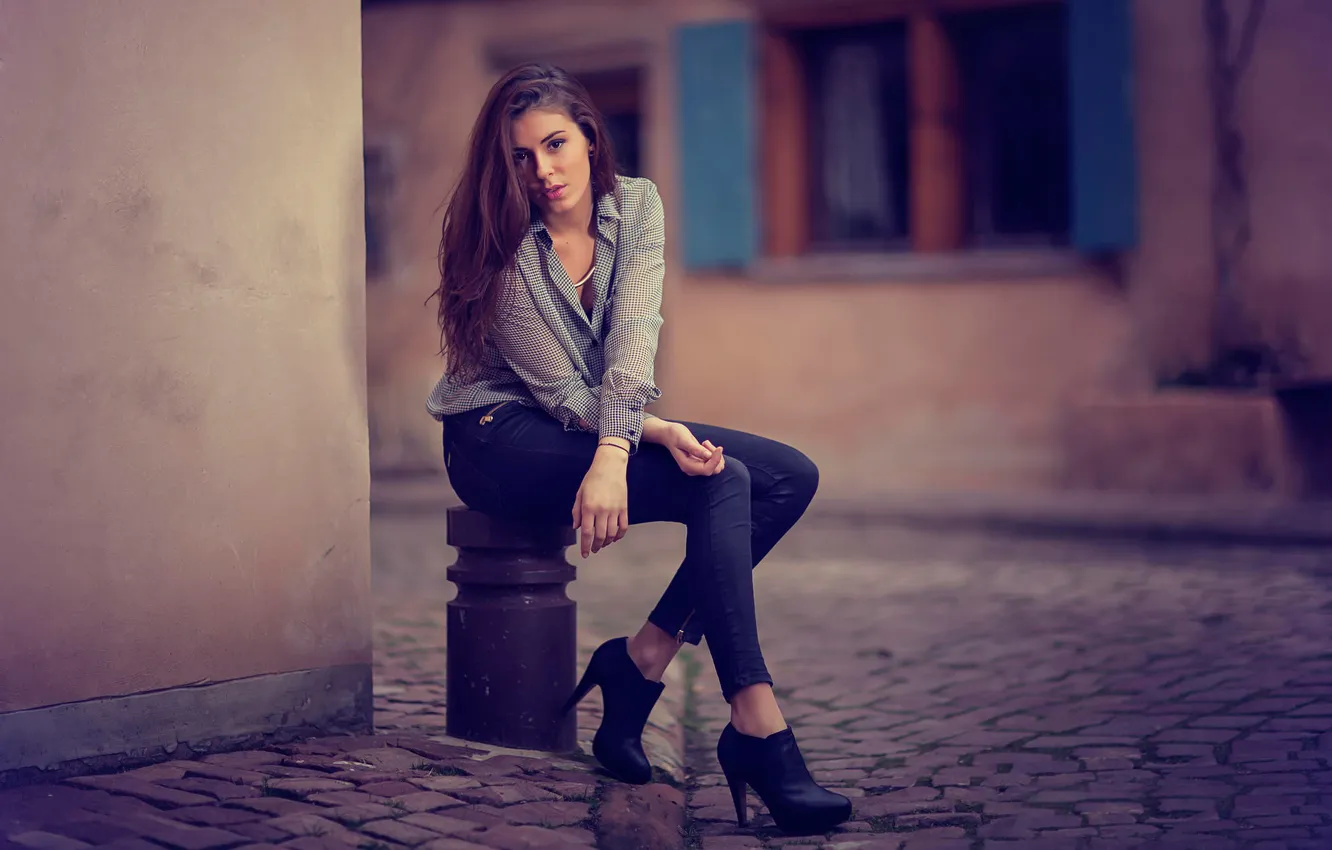Фото обои город, улица, рубашка, брючки, Anaïs