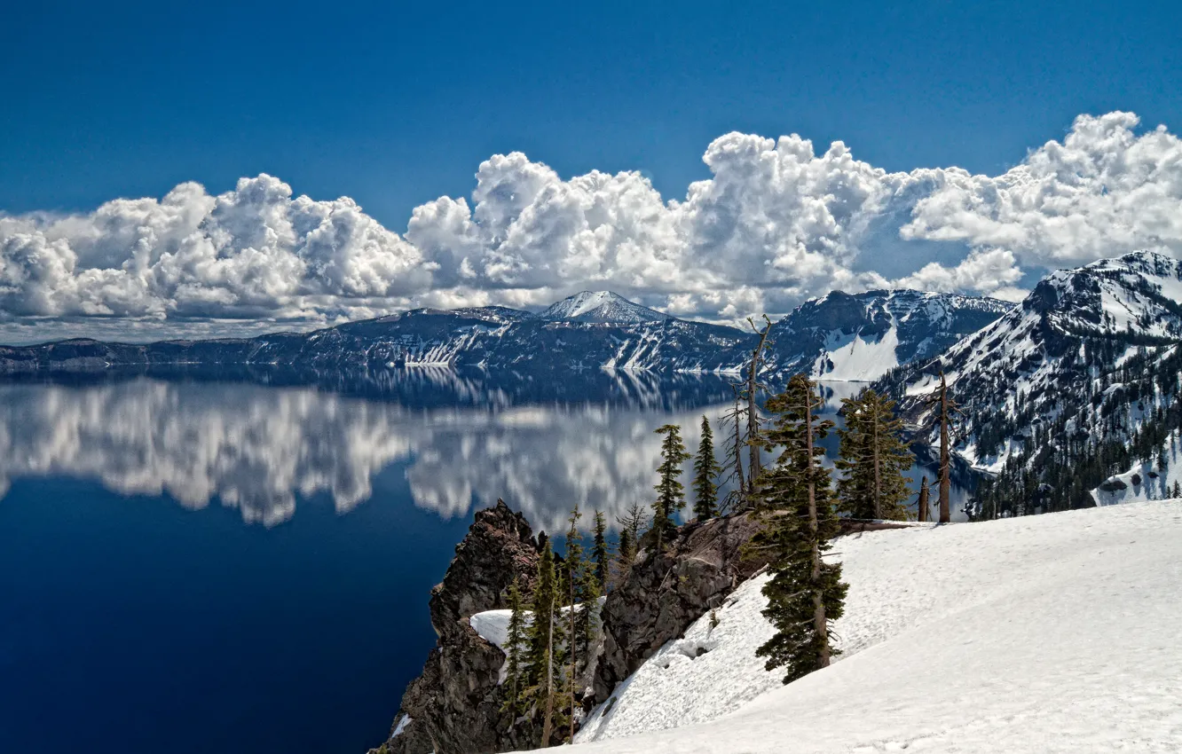 Фото обои зима, лес, облака, снег, горы, озеро, на краю, склы