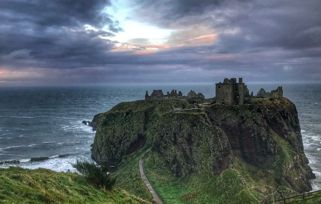 Фото обои море, небо, облака, Шотландия, руины, замок Данноттар, средневековая архитектура