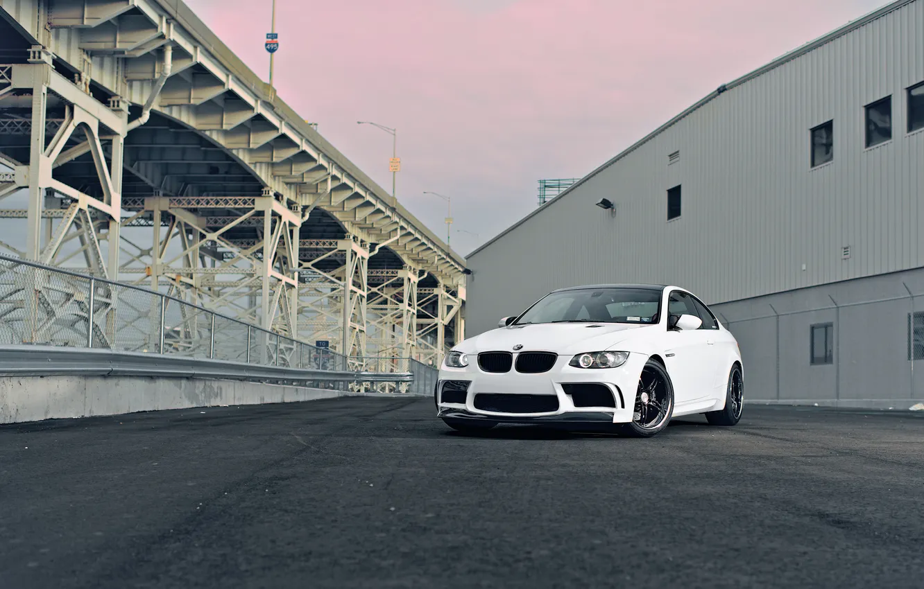 Фото обои белый, мост, тюнинг, автомобиль, площадка, спортивный, BMW M3, терминал