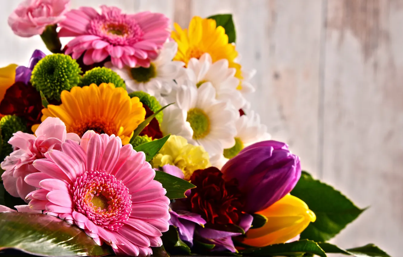 Фото обои листья, цветы, яркие, букет, желтые, тюльпаны, розовые, герберы