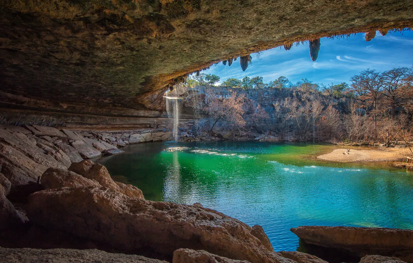 Фото обои небо, озеро, камни, скалы, пещера, грот