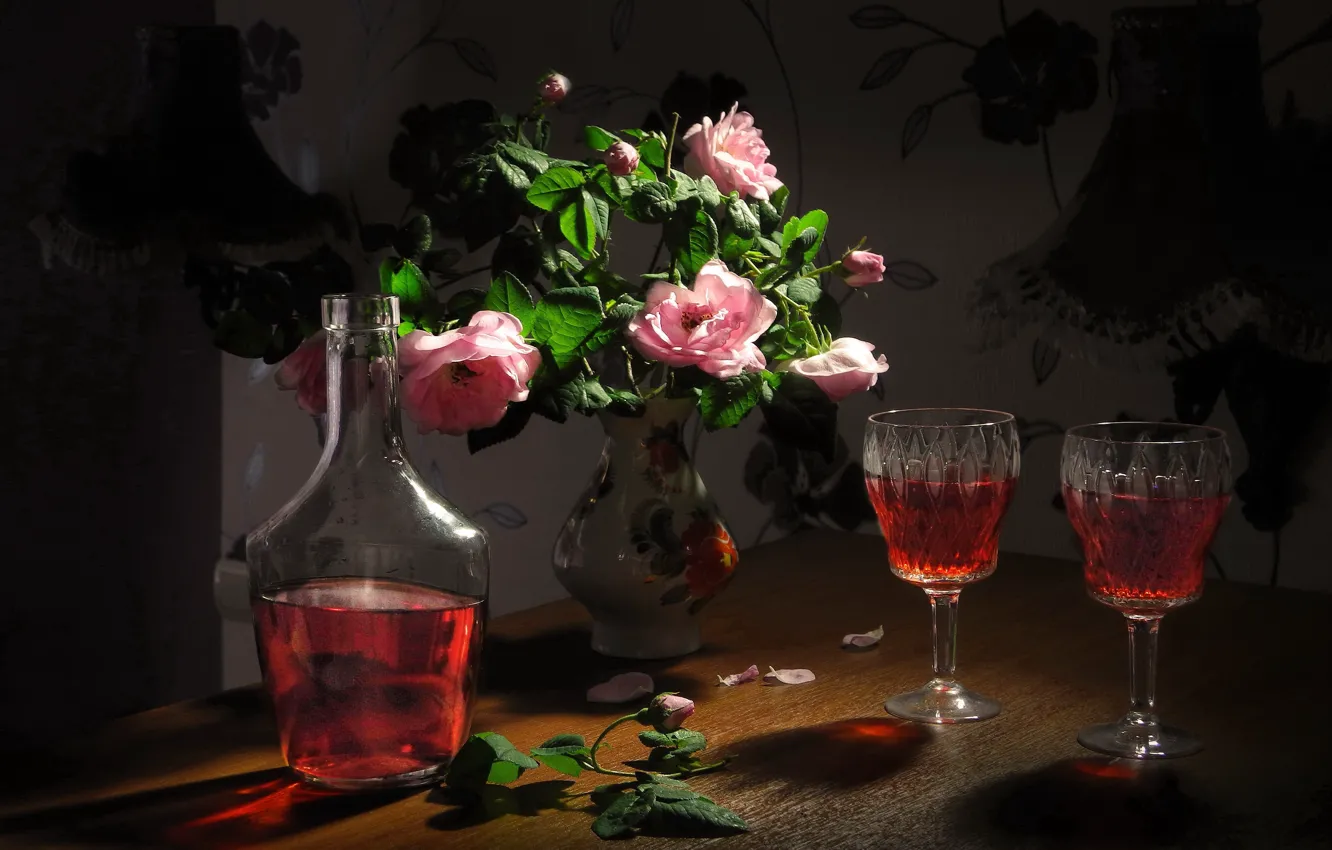 Фото обои цветы, розы, лепестки, бокалы, ваза, напиток, натюрморт, бутыль