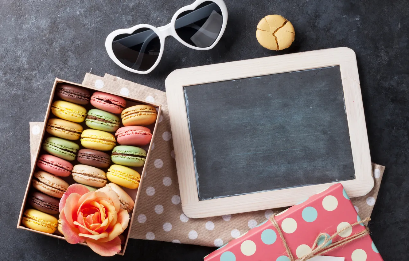 Фото обои цветы, подарок, colorful, wood, pink, flowers, открытка, macarons