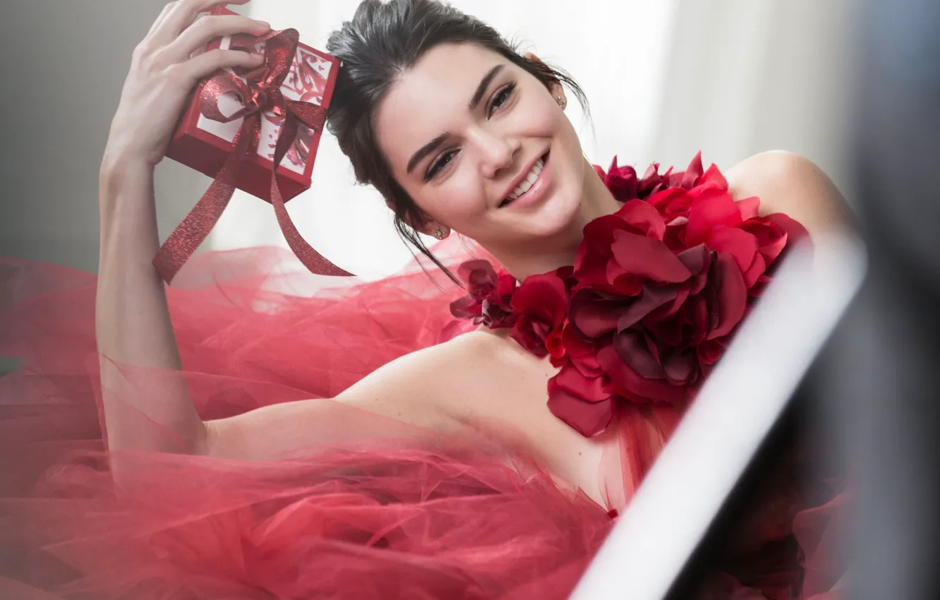 Фото обои улыбка, коробка, подарок, красное платье, Kendall Jenner, Кендалл Дженнер, милая девшука