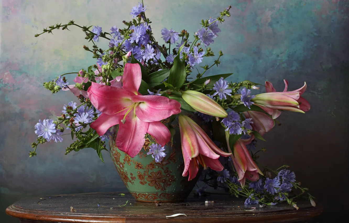 Фото обои цветы, лилии, ваза, столик, цикорий, Андрей Морозов