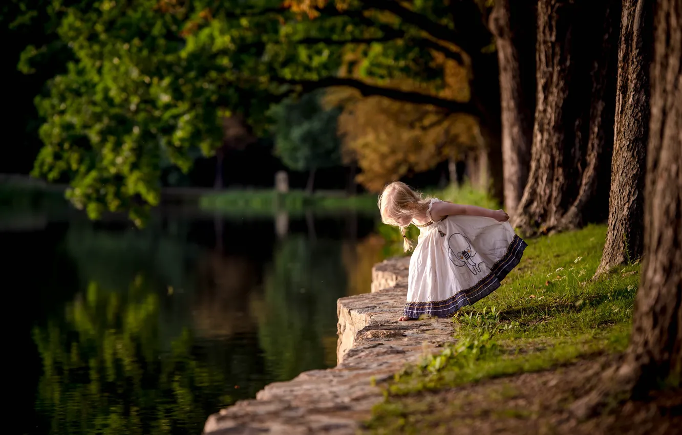Фото обои деревья, пруд, парк, платье, девочка, водоём, сарафан