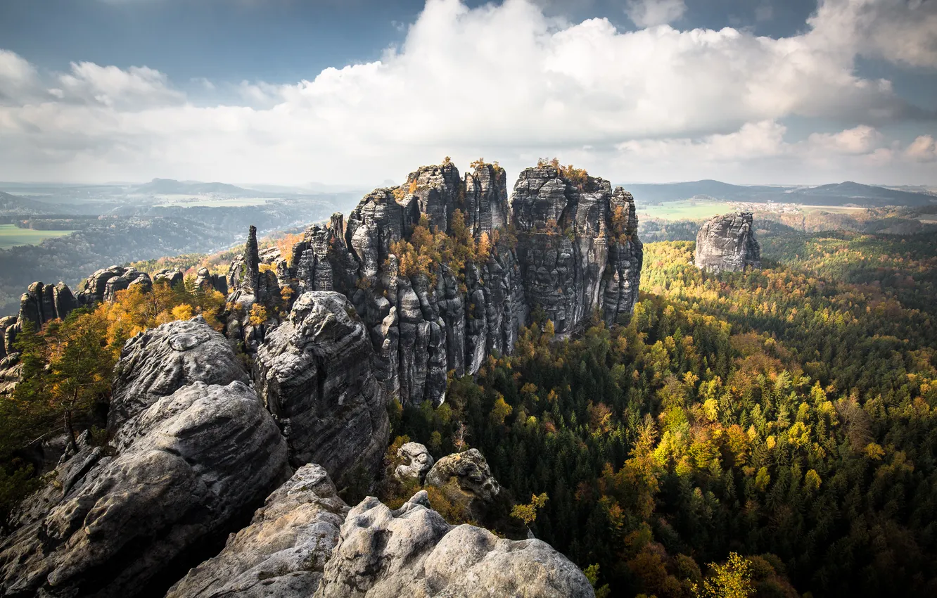 Фото обои осень, лес, облака, горы, камни, скалы, вид, высота