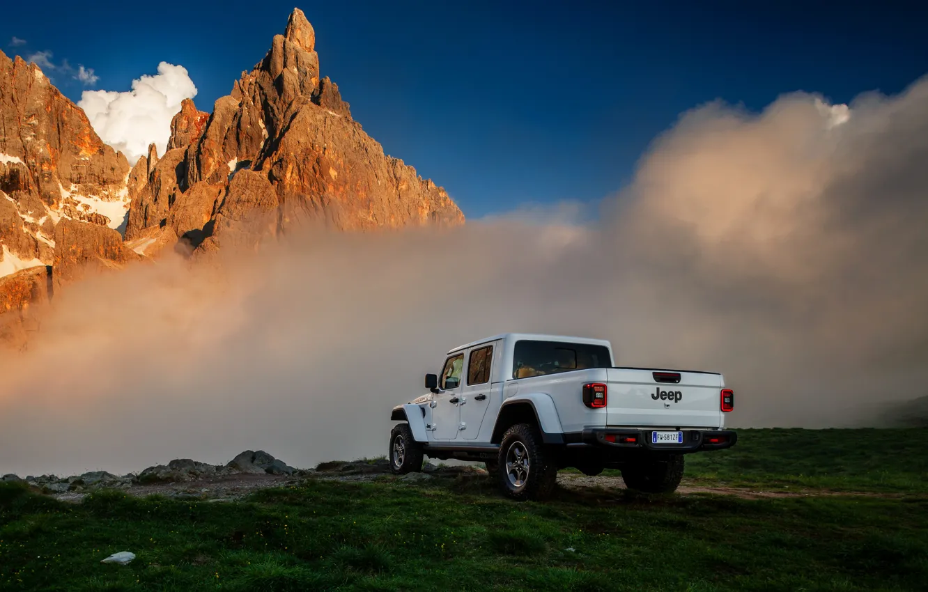 Фото обои белый, облака, горы, внедорожник, пикап, Gladiator, 4x4, Jeep